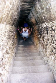 エル・カスティージョ(ピラミッド)内部の階段は、蒸し暑くてサウナのよう。